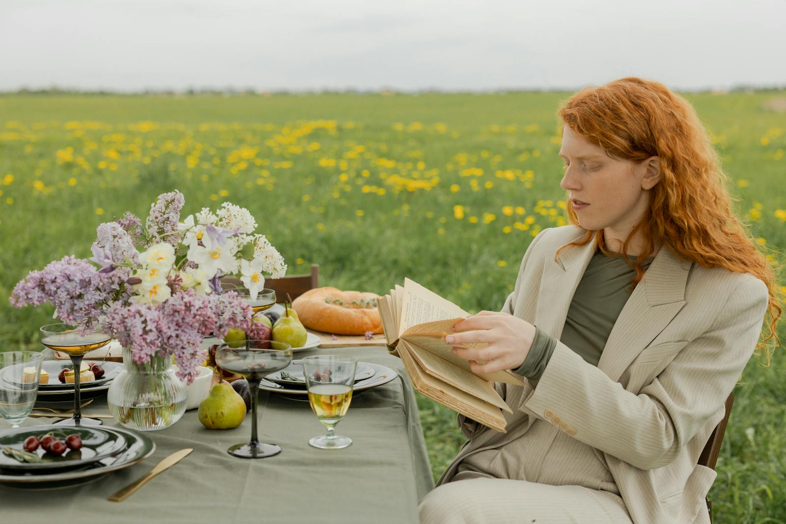 A guest in soft tailoring at a flower-strewn table